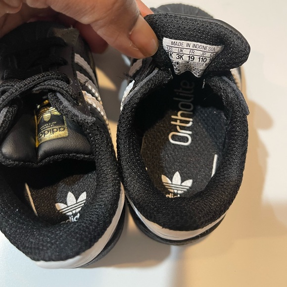 ADIDAS- baby boy sz 4K sneakers - Picture 5 of 7